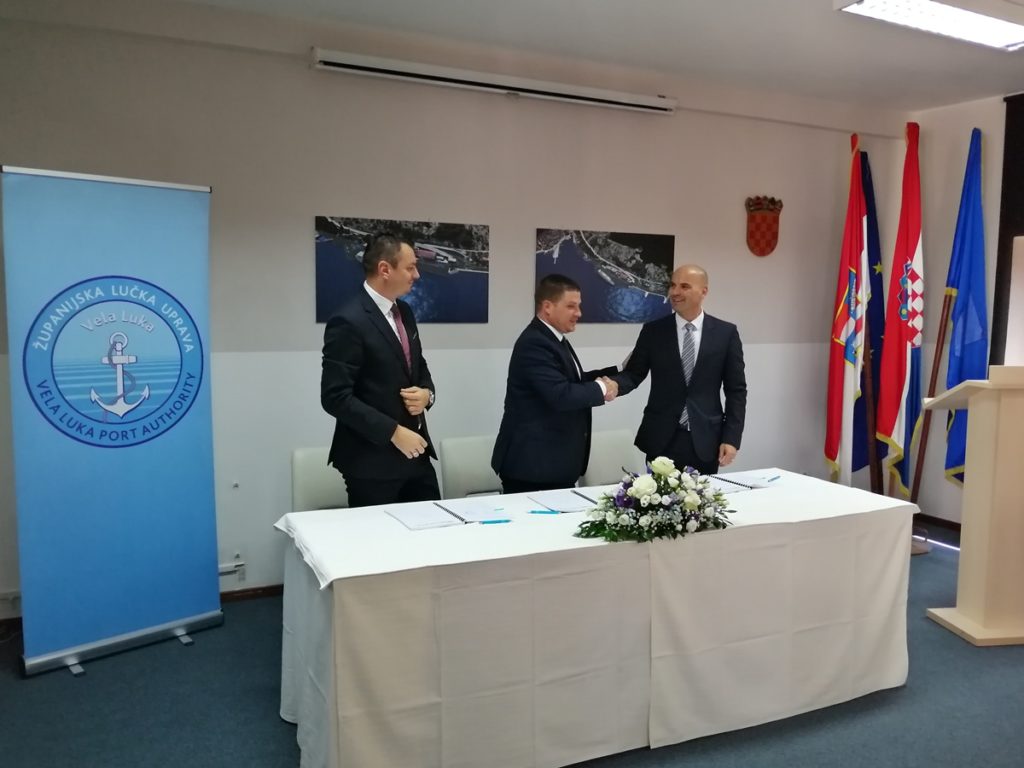 Predsjednik Vlade RH Andrej Plenković sa suradnicima na potpisivanju Ugovora o dodjeli bespovratnih sredstava ŽLU Vela Luka