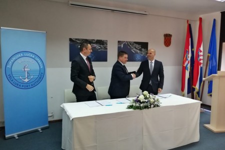 Predsjednik Vlade RH Andrej Plenković sa suradnicima na potpisivanju Ugovora o dodjeli bespovratnih sredstava ŽLU Vela Luka